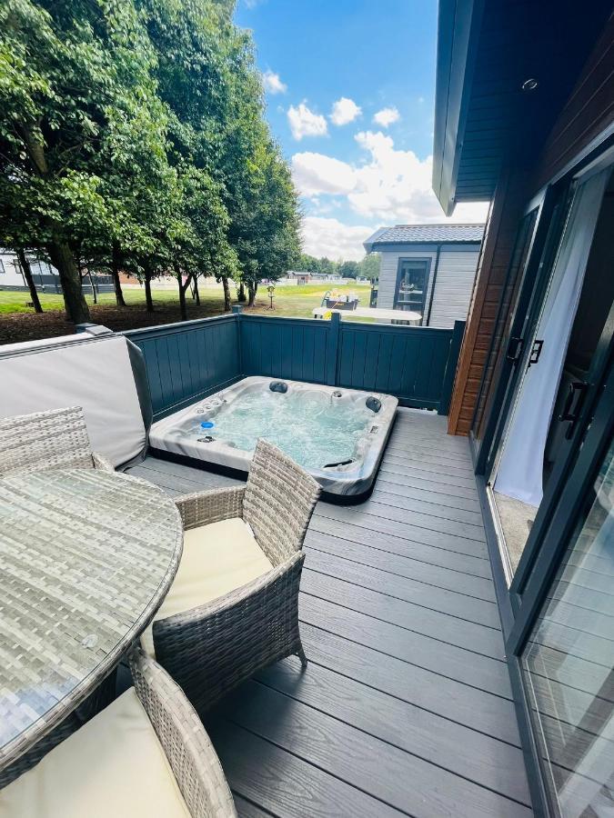 Fir Tree Lodge With Hot Tub ヨーク エクステリア 写真